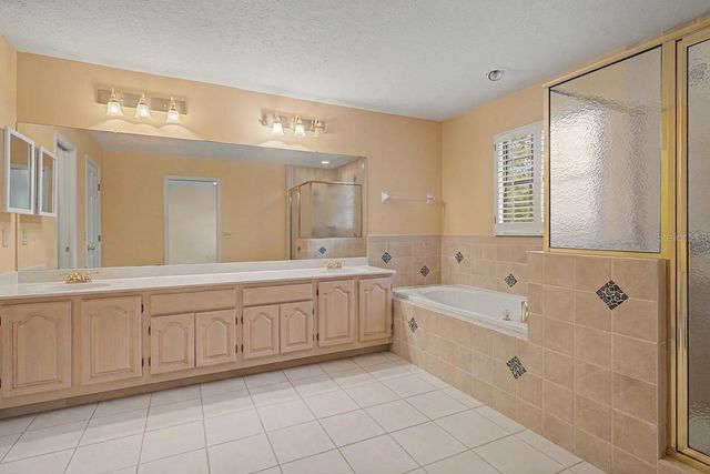 2004 OAKWOOD KNOLL COURT, Valrico, FL 33596