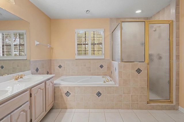 2004 OAKWOOD KNOLL COURT, Valrico, FL 33596