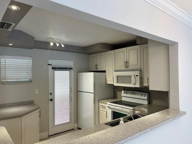 403 NW 68th Ave 202, Plantation, FL 33317