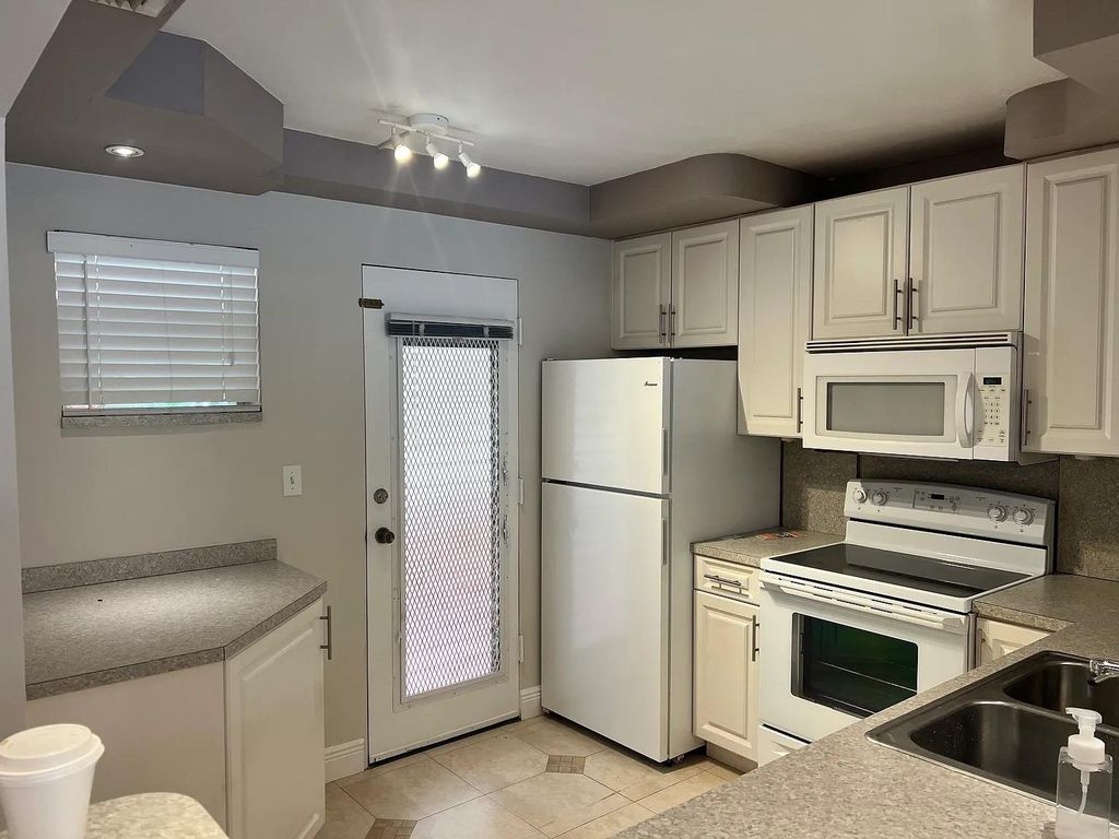 403 NW 68th Ave 202, Plantation, FL 33317