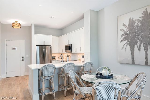 101 8th ST S 302, Naples, FL 34102