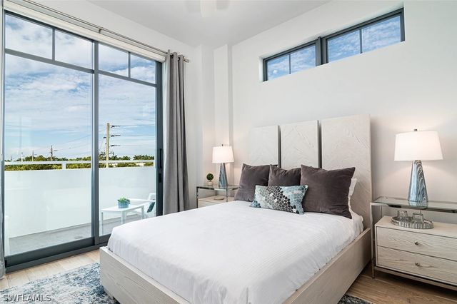 101 8th ST S 302, Naples, FL 34102