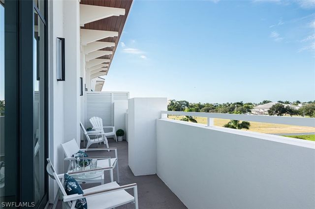 101 8th ST S 302, Naples, FL 34102