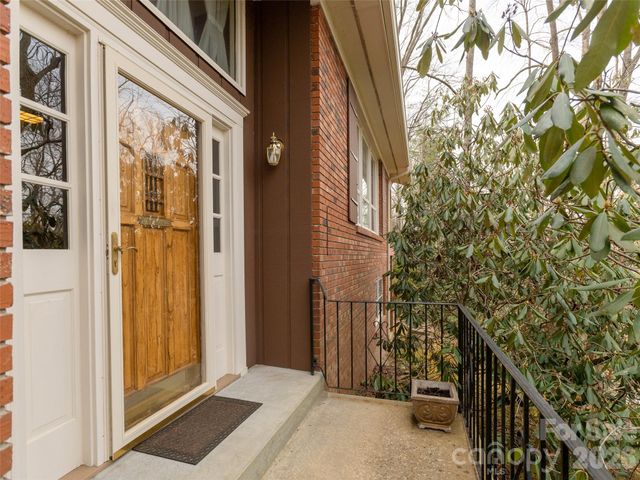 227 Sky Lake Drive, Hendersonville, NC 28739