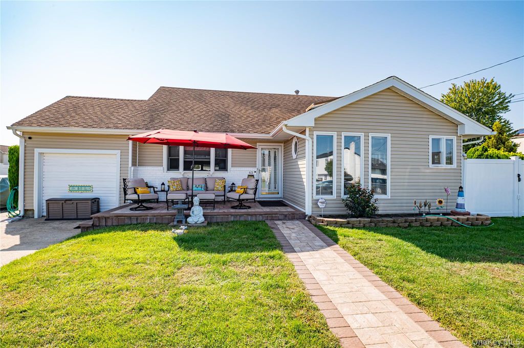 63 W Hollywood Avenue, Lindenhurst, NY 11757
