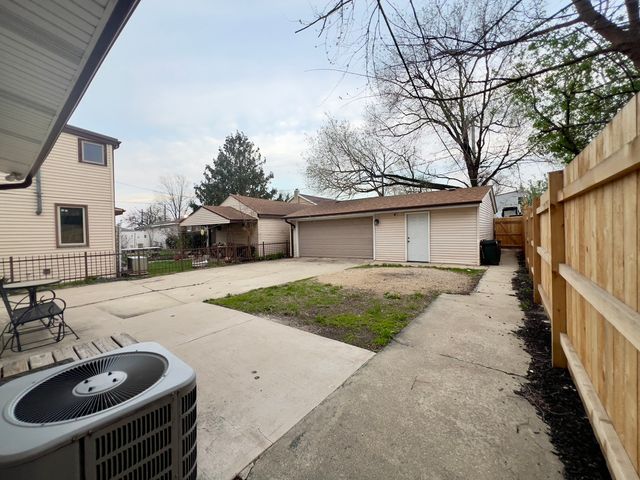 7421 W 64th Street, Summit, IL 60501