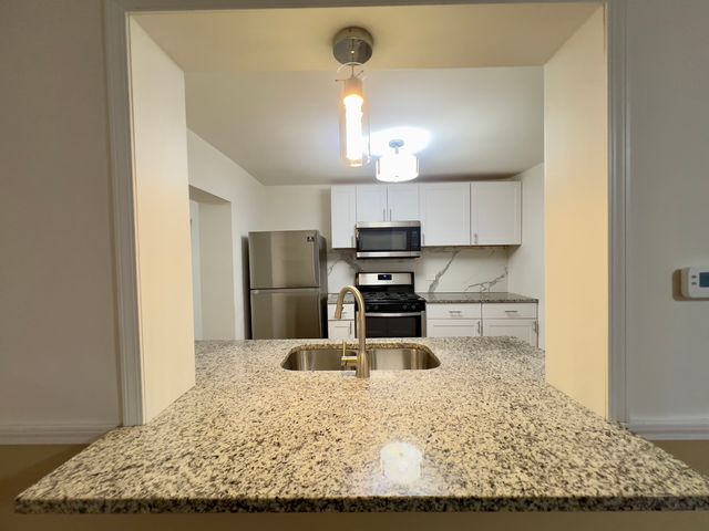 7421 W 64th Street, Summit, IL 60501