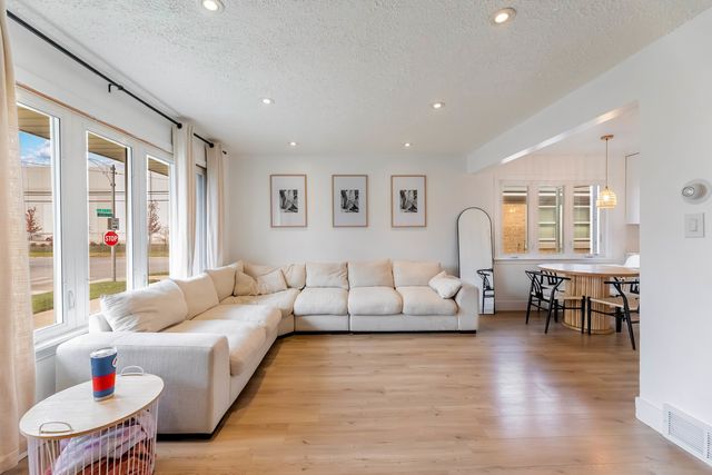 5105 S Mobile Avenue, Chicago, IL 60638