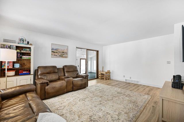 S57W22661 Woodside COURT, Waukesha, WI 53189