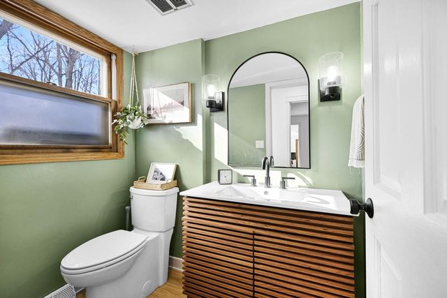 S57W22661 Woodside COURT, Waukesha, WI 53189