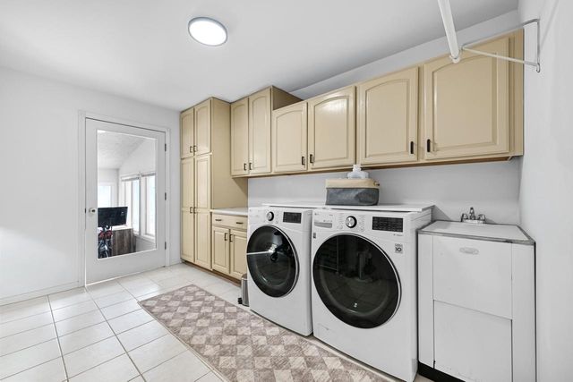 S57W22661 Woodside COURT, Waukesha, WI 53189