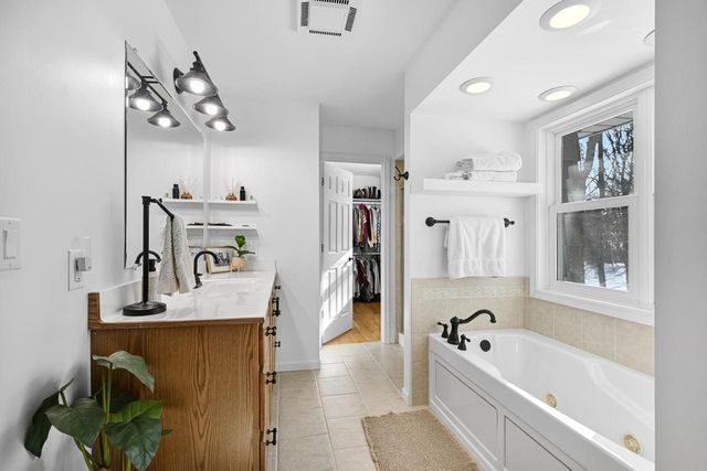 S57W22661 Woodside COURT, Waukesha, WI 53189