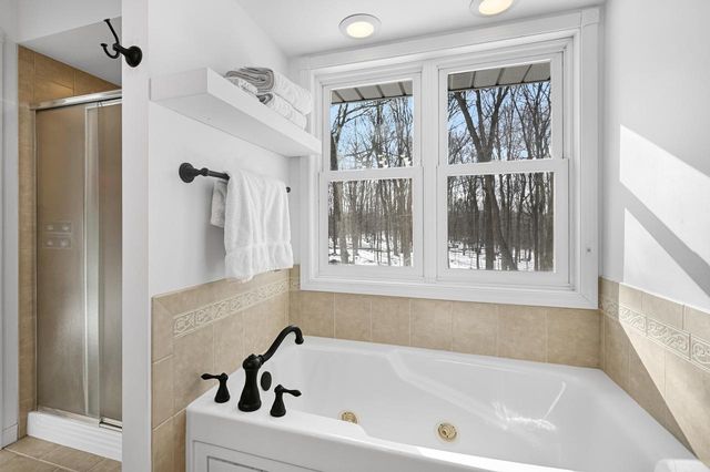 S57W22661 Woodside COURT, Waukesha, WI 53189