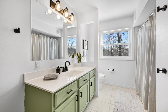 S57W22661 Woodside COURT, Waukesha, WI 53189