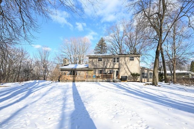 S57W22661 Woodside COURT, Waukesha, WI 53189