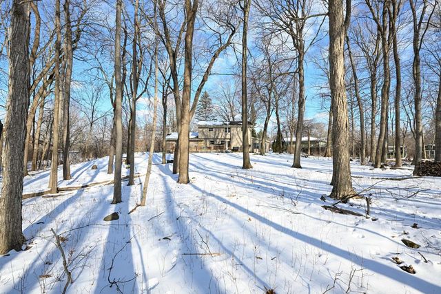 S57W22661 Woodside COURT, Waukesha, WI 53189