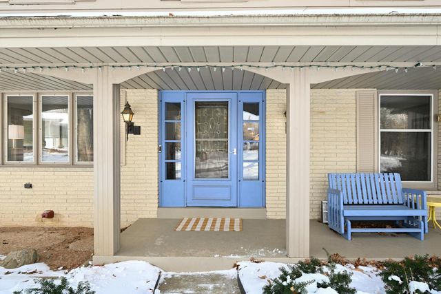 S57W22661 Woodside COURT, Waukesha, WI 53189