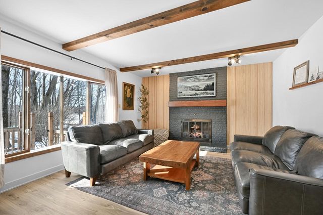 S57W22661 Woodside COURT, Waukesha, WI 53189