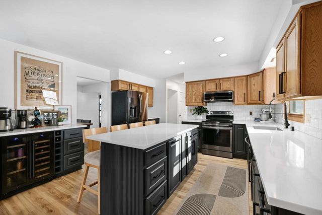 S57W22661 Woodside COURT, Waukesha, WI 53189