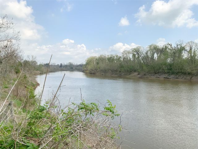 751 County Road 703, West Columbia, TX 77486