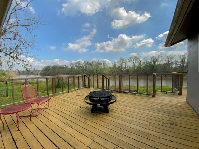751 County Road 703, West Columbia, TX 77486