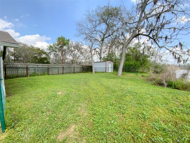 751 County Road 703, West Columbia, TX 77486
