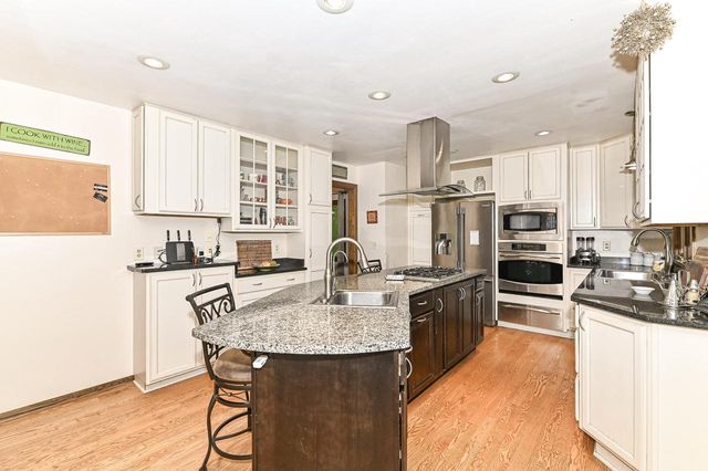 21601 W Lochinvar LANE, New Berlin, WI 53146