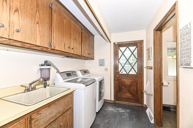 21601 W Lochinvar LANE, New Berlin, WI 53146