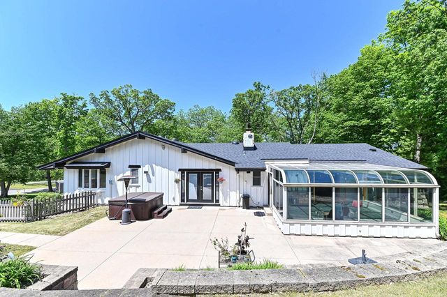 21601 W Lochinvar LANE, New Berlin, WI 53146