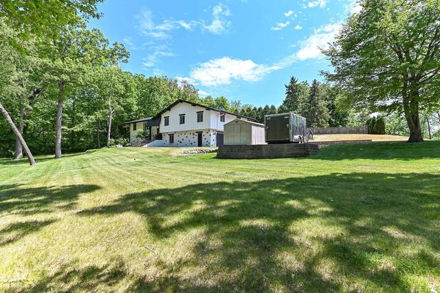 21601 W Lochinvar LANE, New Berlin, WI 53146