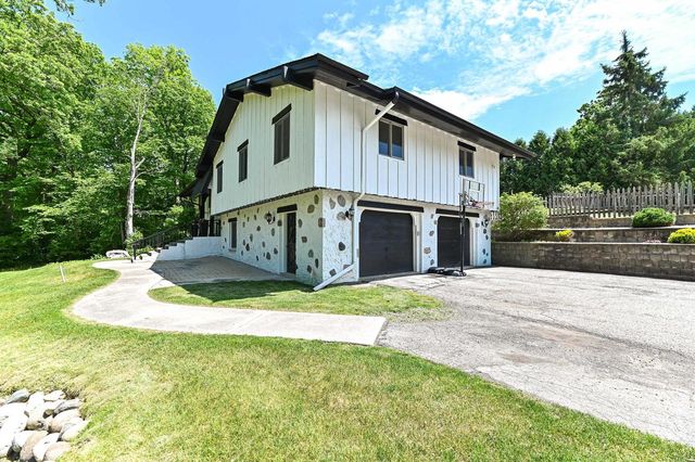21601 W Lochinvar LANE, New Berlin, WI 53146