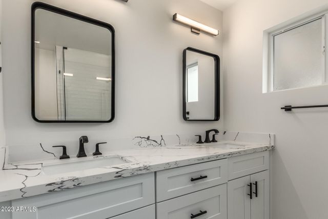 5518 E THOMAS Road, Phoenix, AZ 85018