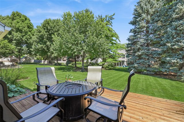 9617 Tanglewood Drive, Urbandale, IA 50322