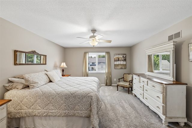9617 Tanglewood Drive, Urbandale, IA 50322