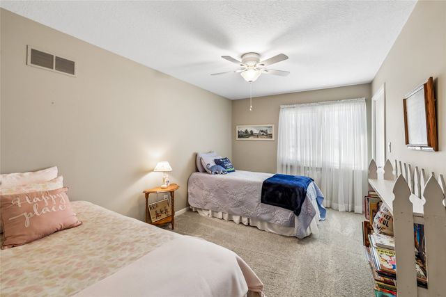 9617 Tanglewood Drive, Urbandale, IA 50322