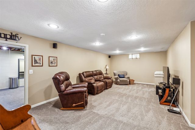 9617 Tanglewood Drive, Urbandale, IA 50322