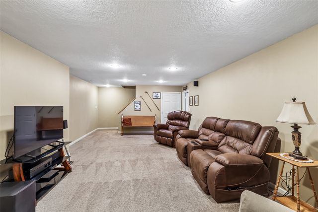 9617 Tanglewood Drive, Urbandale, IA 50322