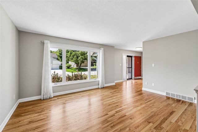 9617 Tanglewood Drive, Urbandale, IA 50322