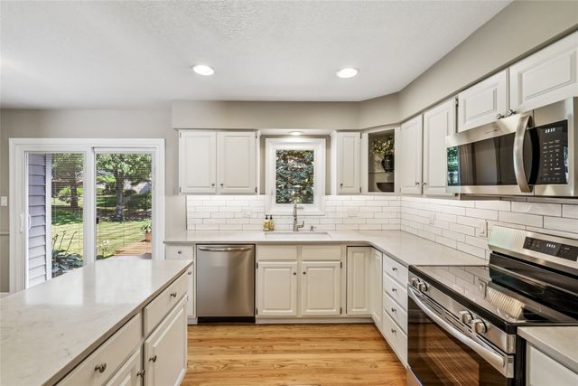 9617 Tanglewood Drive, Urbandale, IA 50322