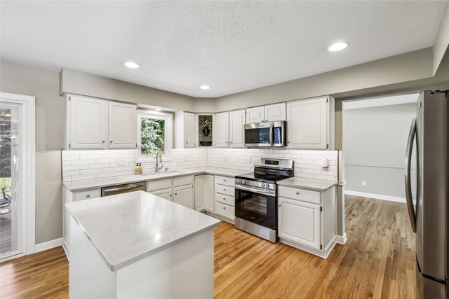 9617 Tanglewood Drive, Urbandale, IA 50322