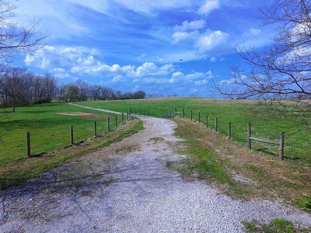 2978 Peacock, Paris, KY 40361