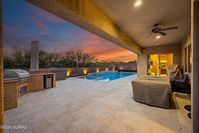 887 W Calle Artistica, Green Valley, AZ 85614