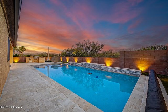 887 W Calle Artistica, Green Valley, AZ 85614