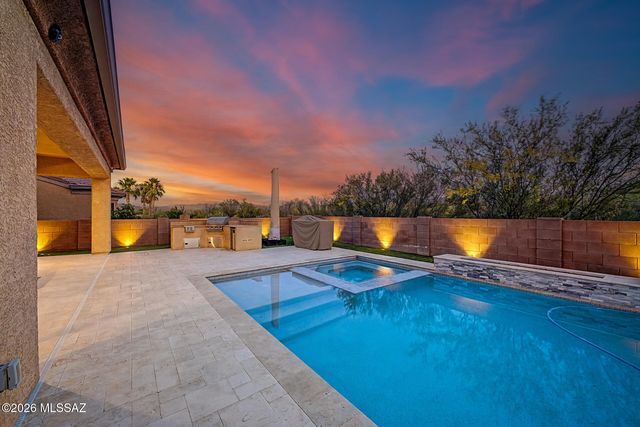 887 W Calle Artistica, Green Valley, AZ 85614