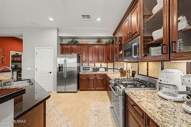 887 W Calle Artistica, Green Valley, AZ 85614
