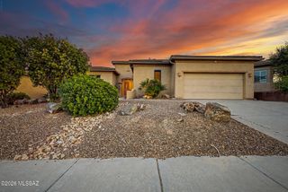 887 W Calle Artistica, Green Valley, AZ 85614