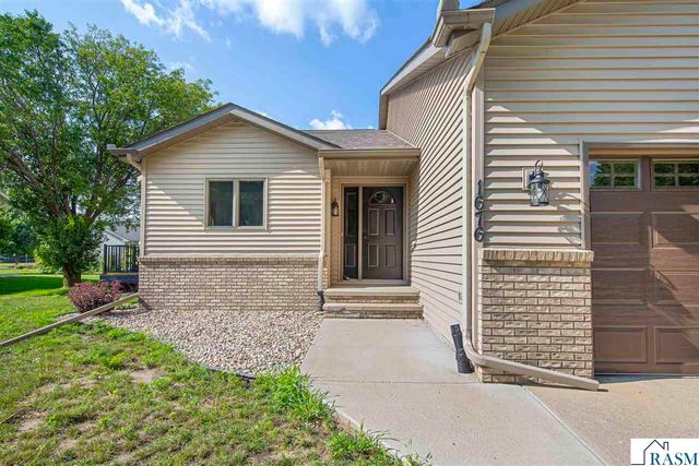 1676 Castle Drive, North Mankato, MN 56003