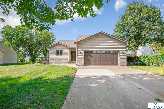 1676 Castle Drive, North Mankato, MN 56003