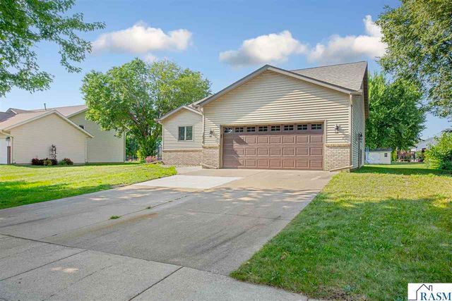 1676 Castle Drive, North Mankato, MN 56003