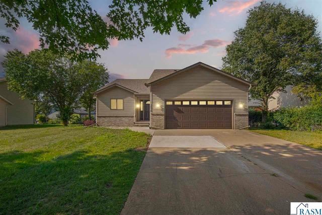 1676 Castle Drive, North Mankato, MN 56003